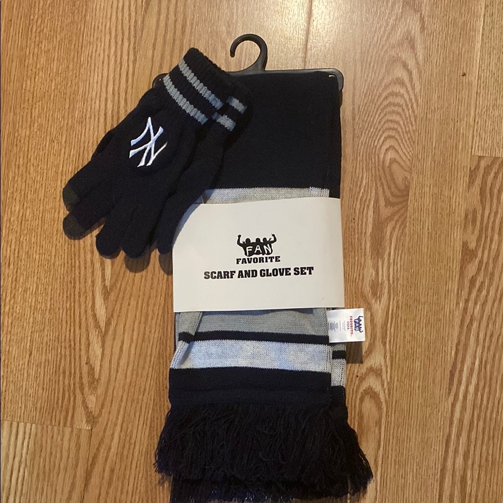 New York Yankees Scarf and Glove Set (New)